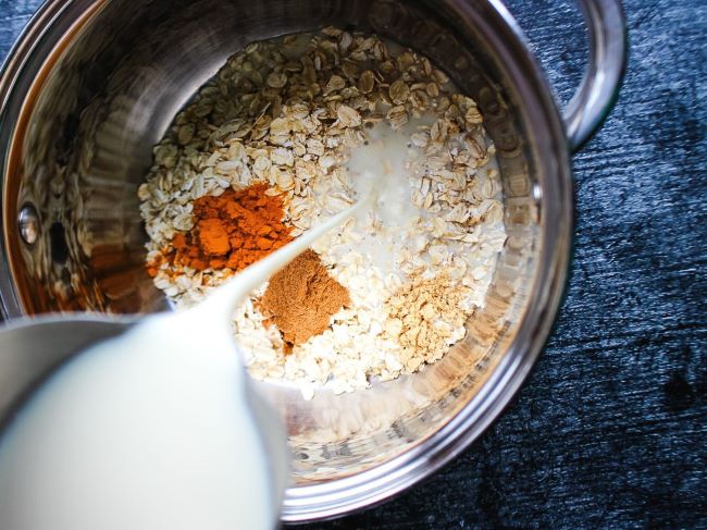 HOW TO MAKE GOLDEN MILK OATMEAL